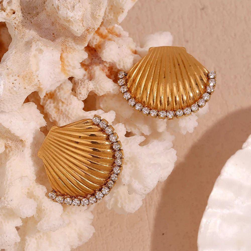 Seashell theme studs